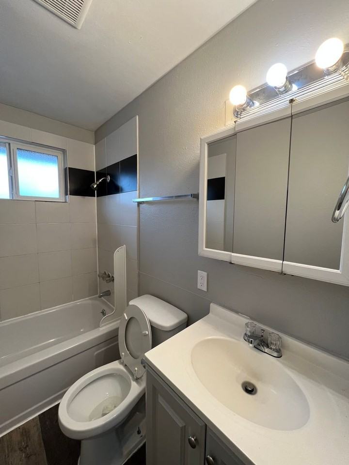 Surrey Square Apartments - Photo 3 of 46