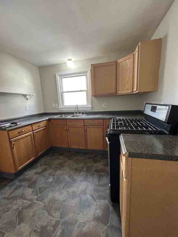 185 Harwood Ave - Photo 3 of 11