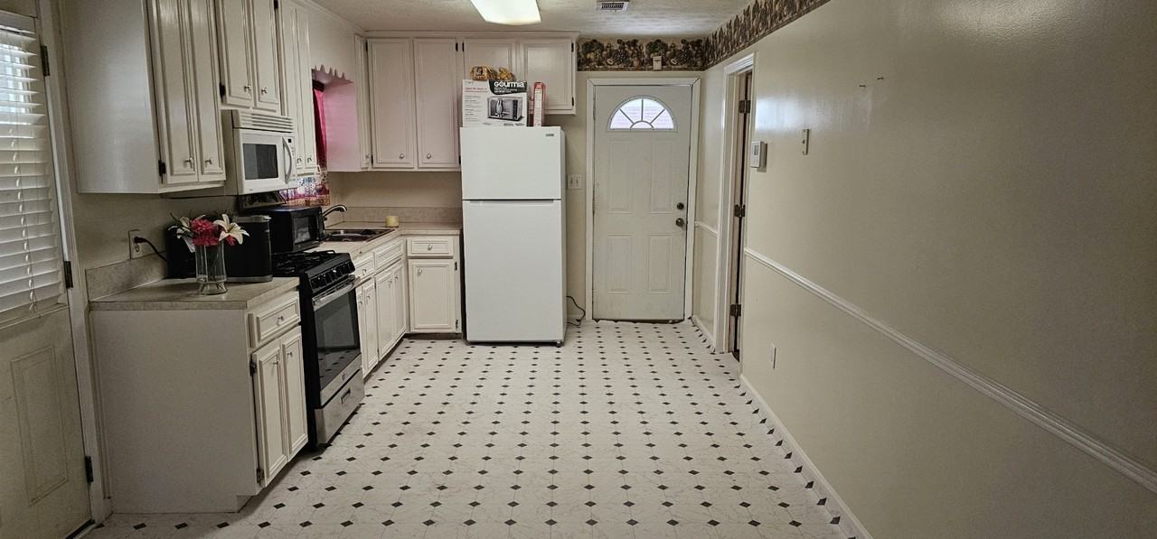 4365 Sunshine Dr #1 - Photo 4 of 7