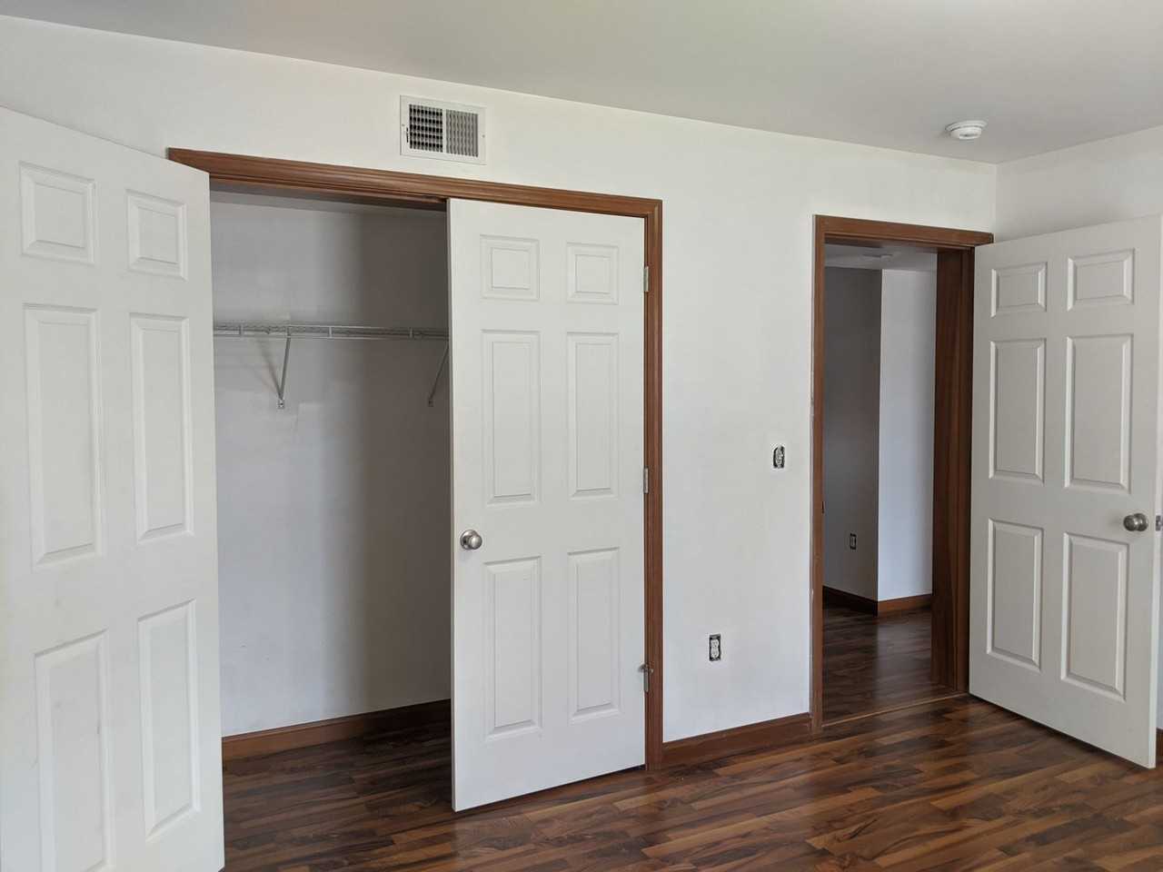 Beautiful Apartment Near Campus - Photo 4 of 32