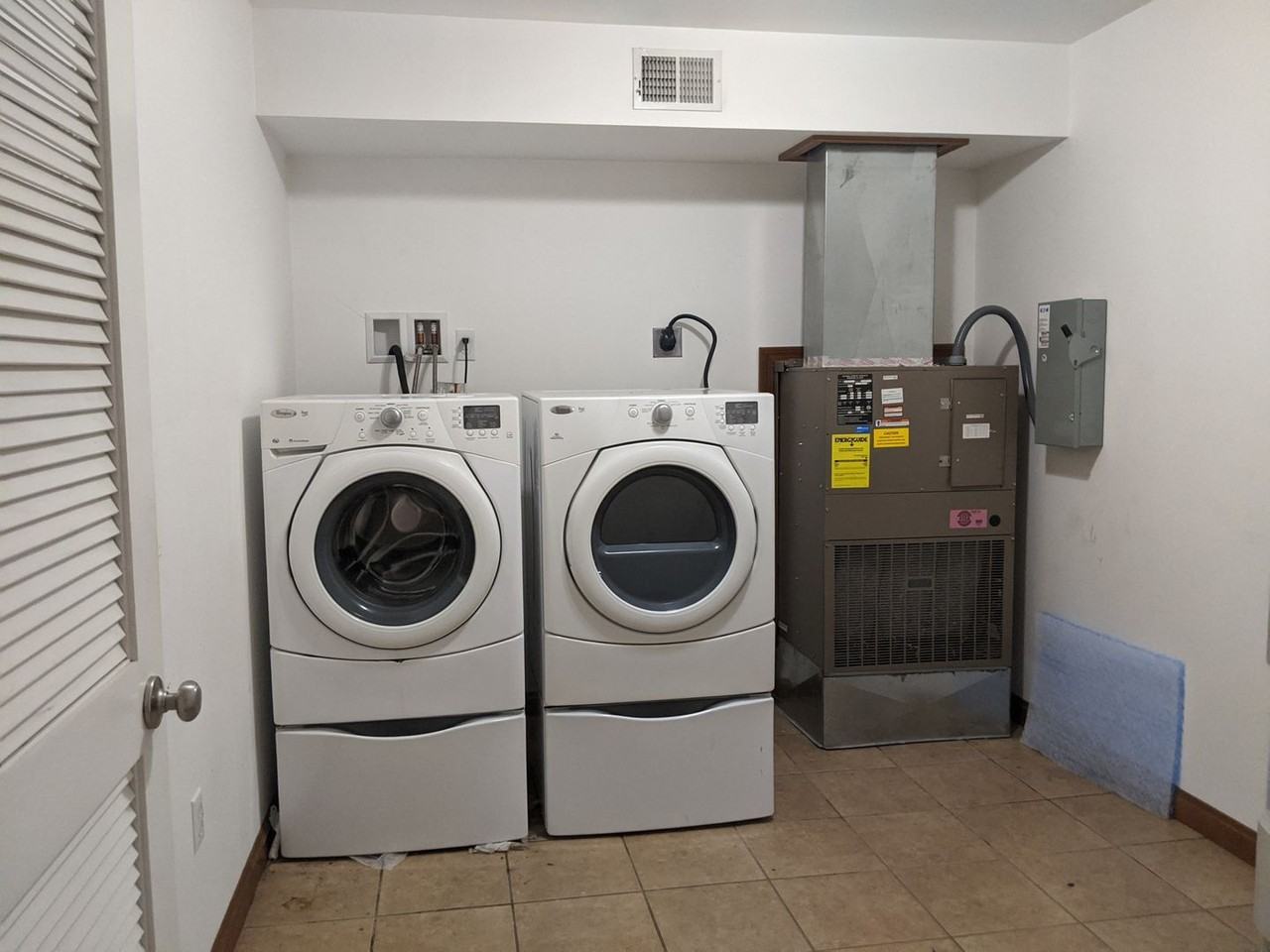 Beautiful Apartment Near Campus - Photo 2 of 32