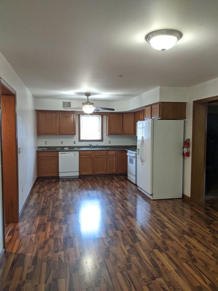 Beautiful Apartment Near Campus - Photo 7 of 32