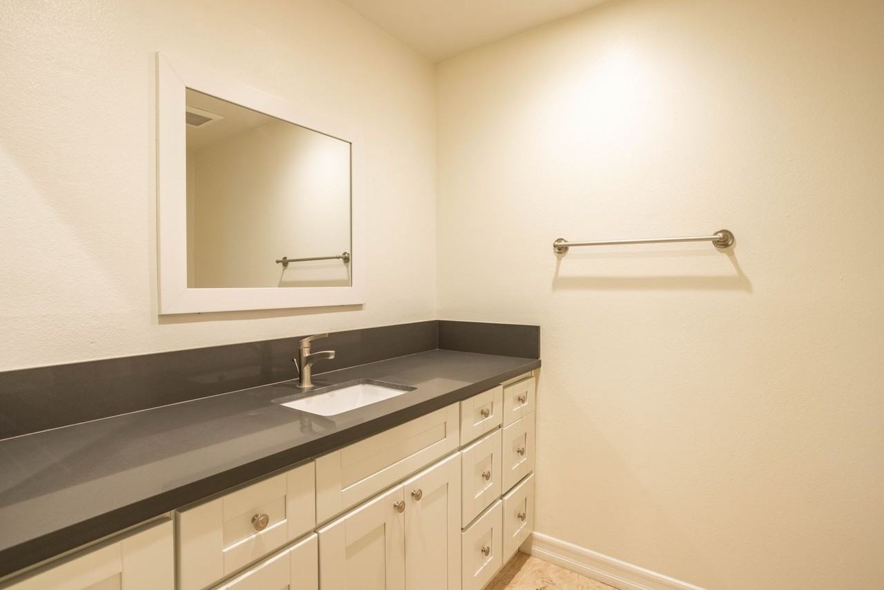 West Knoll Plaza Apartments - Photo 5 of 27