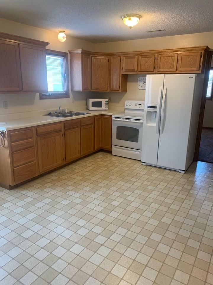 RMH (1340/1342 Main St.; Pella) - Photo 3 of 10