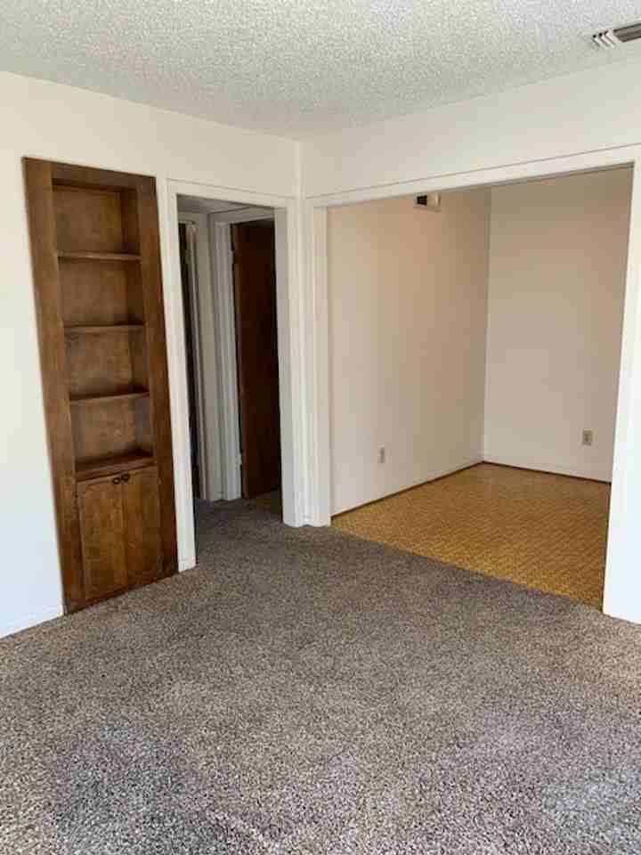 402 Mary St - Photo 2 of 18