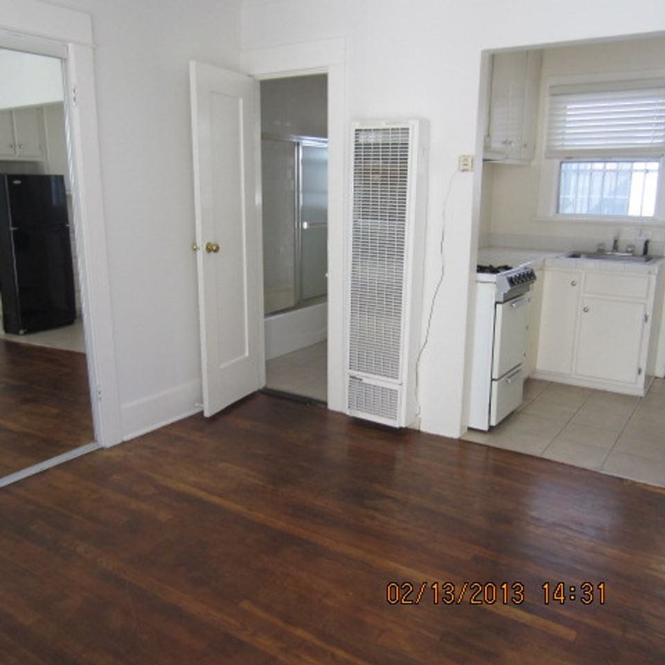 1806-08 9TH ST - Photo 3 of 4