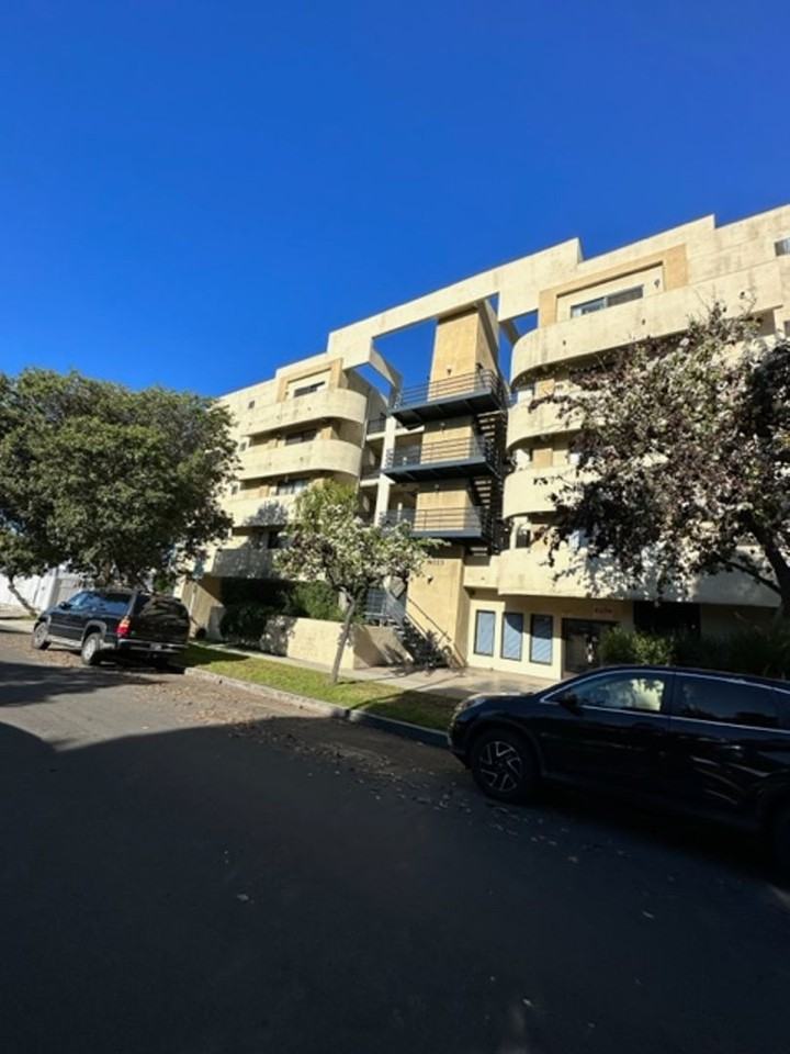 10323 WOODBINE ST. - Photo 3 of 34