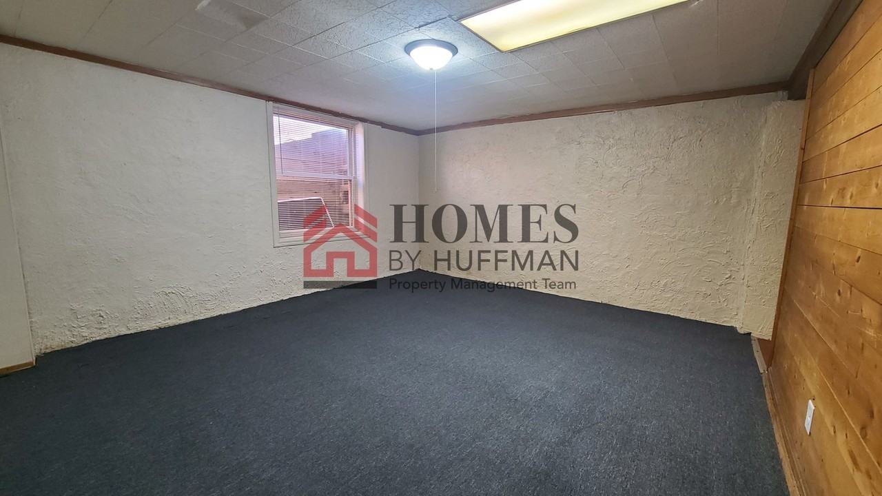 916 Parkview Drive - Photo 2 of 14