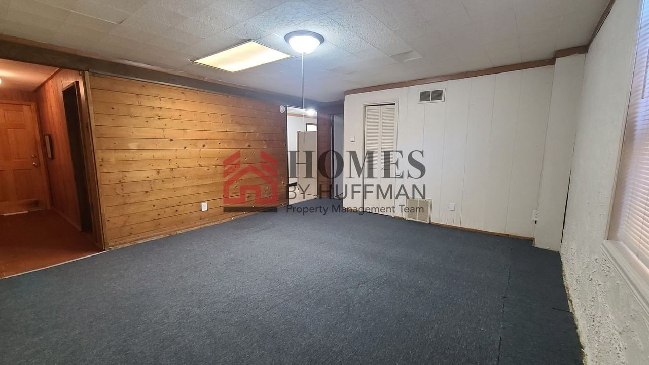 916 Parkview Drive - Photo 3 of 14