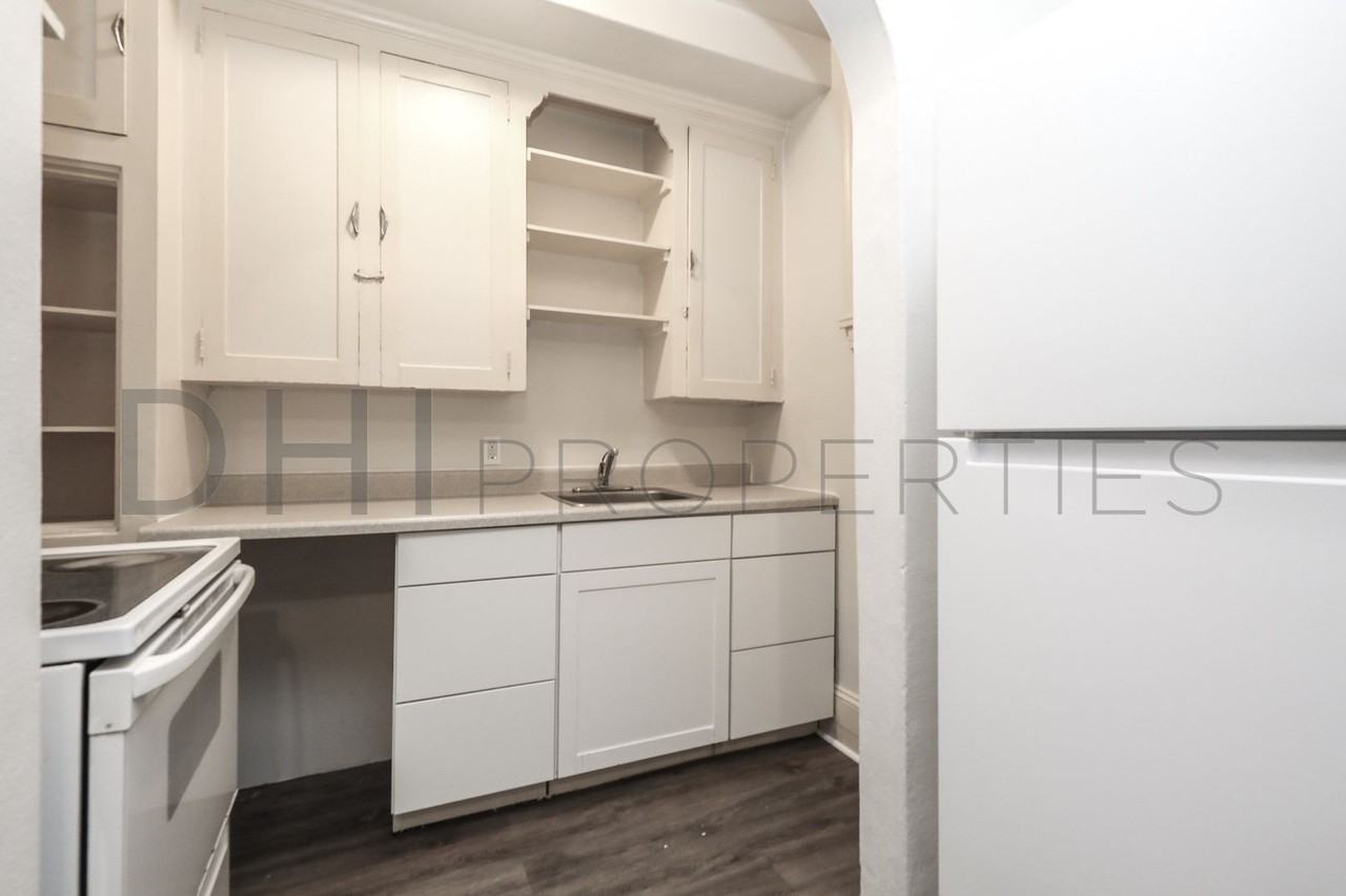 Blackstone Apartments - Photo 3 of 15