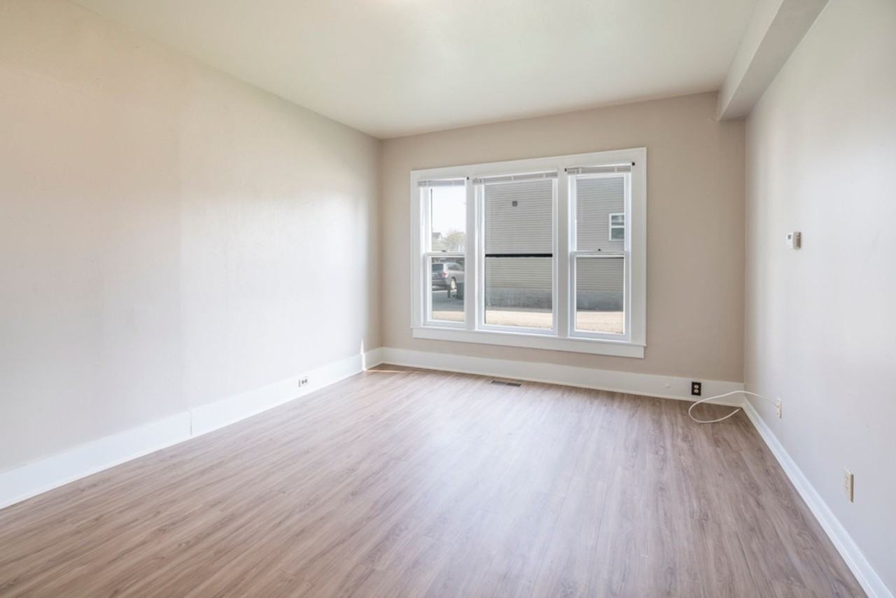 2110 College St - Cedar Falls - Photo 4 of 15