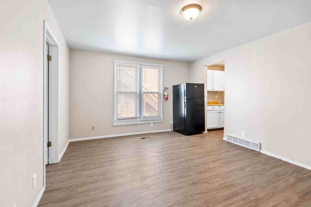 2110 College St - Cedar Falls - Photo 4 of 26