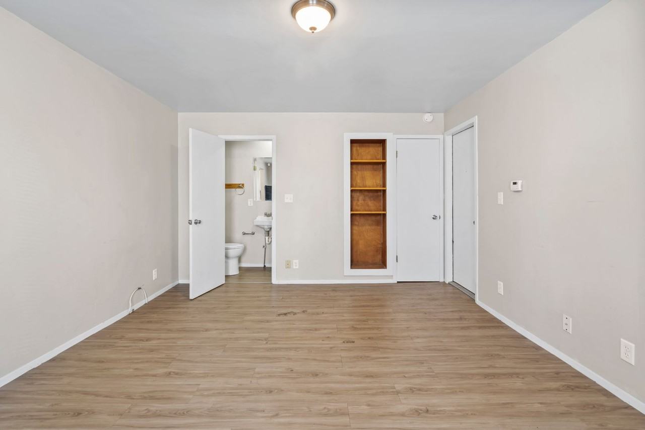 2110 College St - Cedar Falls - Photo 5 of 26