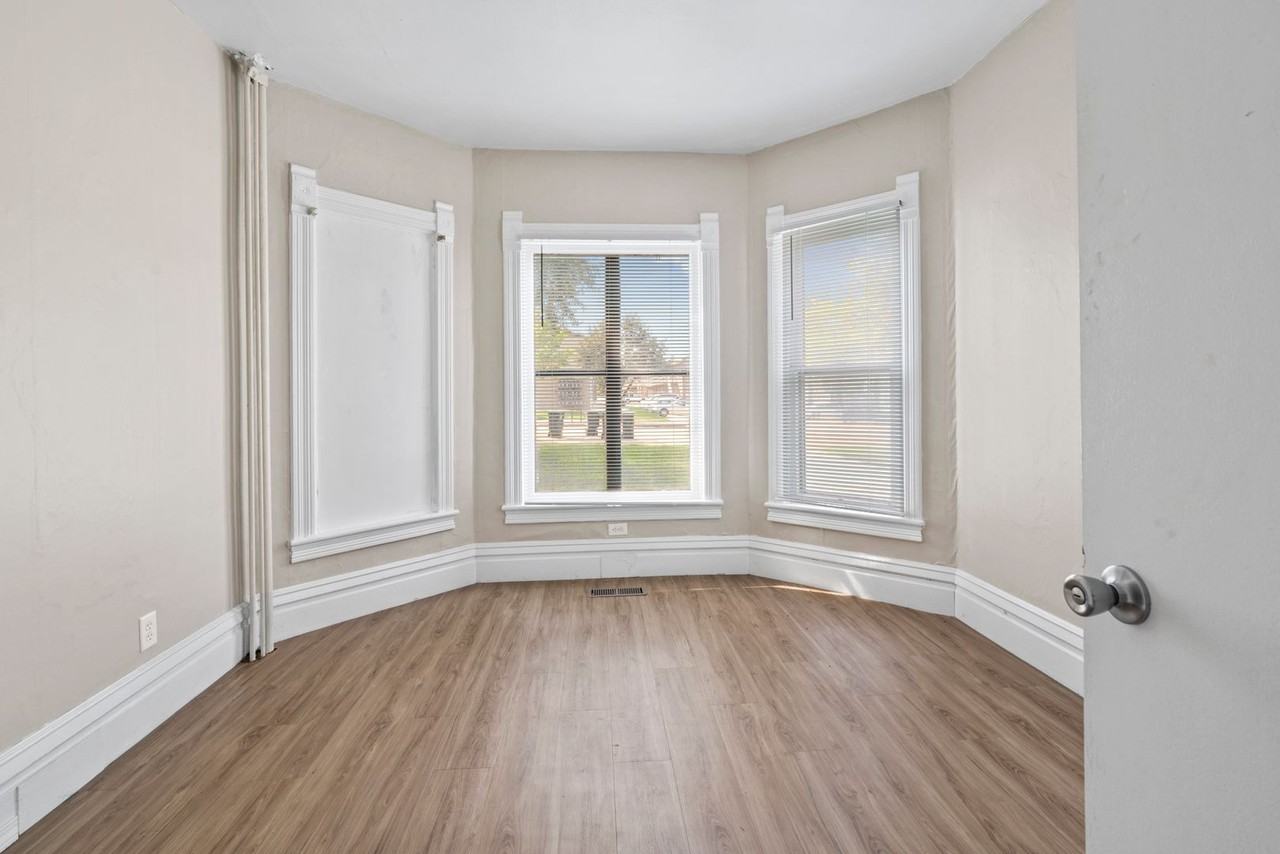 2110 College St - Cedar Falls - Photo 6 of 26