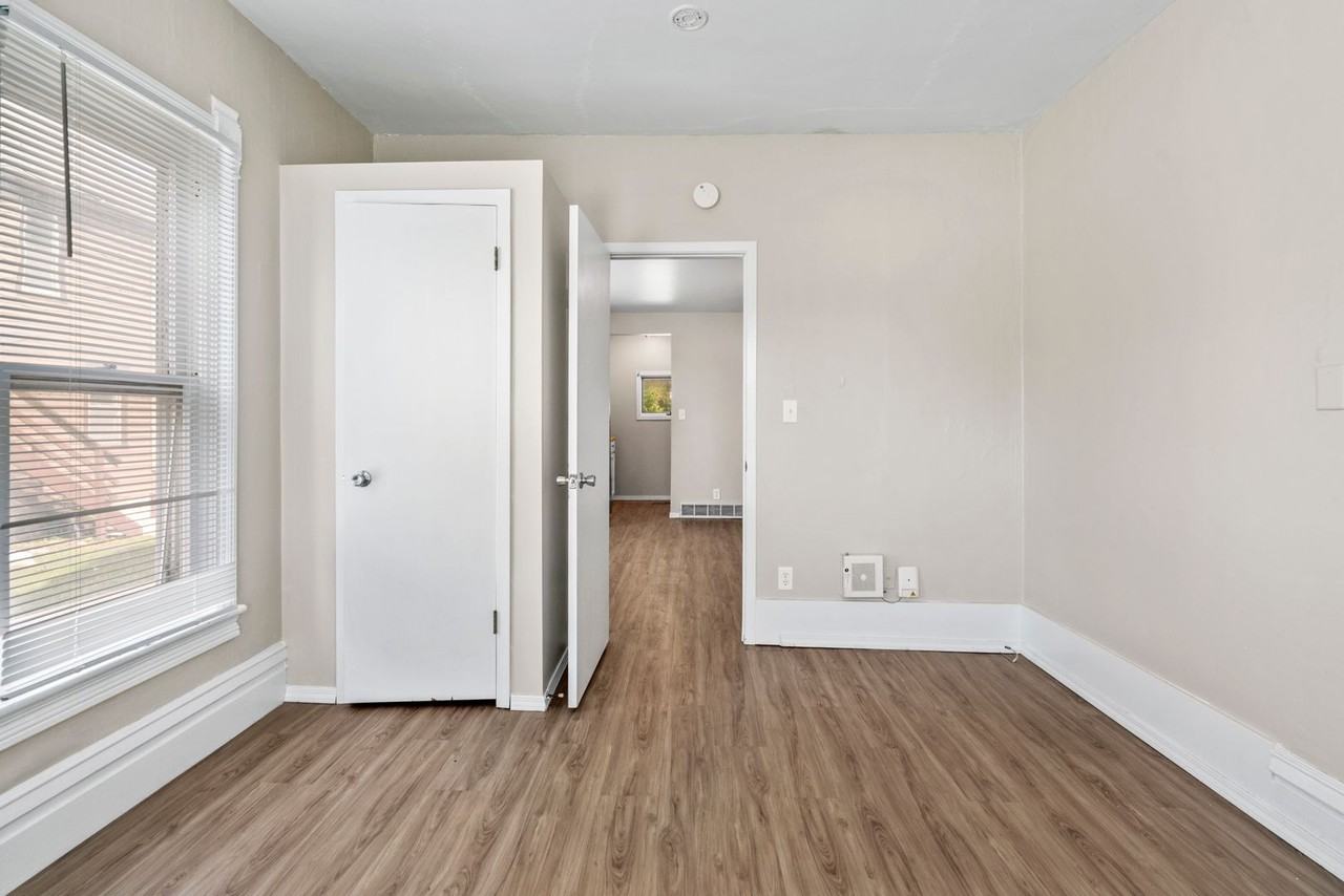 2110 College St - Cedar Falls - Photo 7 of 26