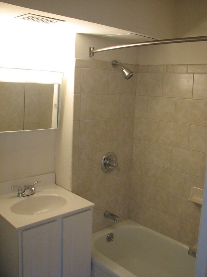 Royal Mace Apartments - Photo 7 of 8