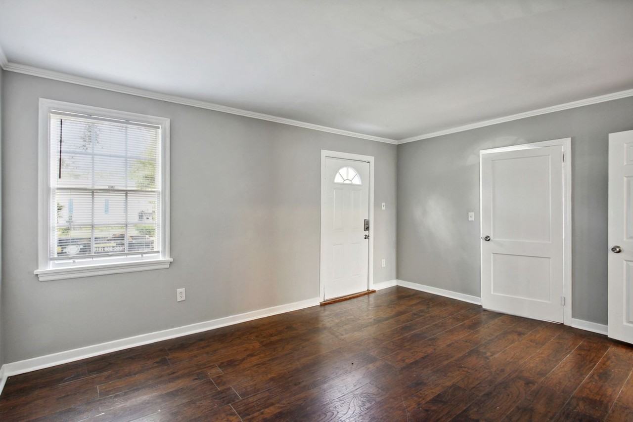 2215 Greenwood St - Photo 3 of 13