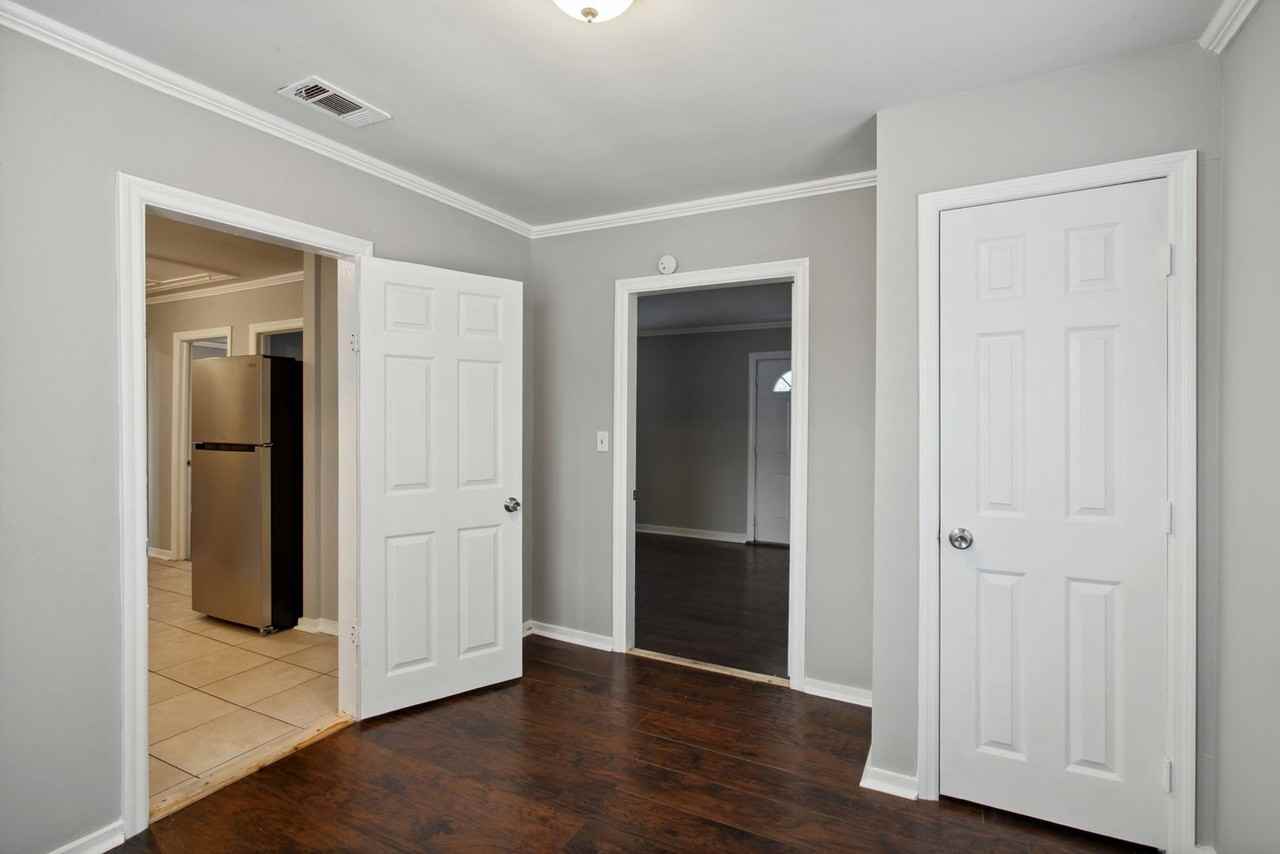 2215 Greenwood St - Photo 7 of 13