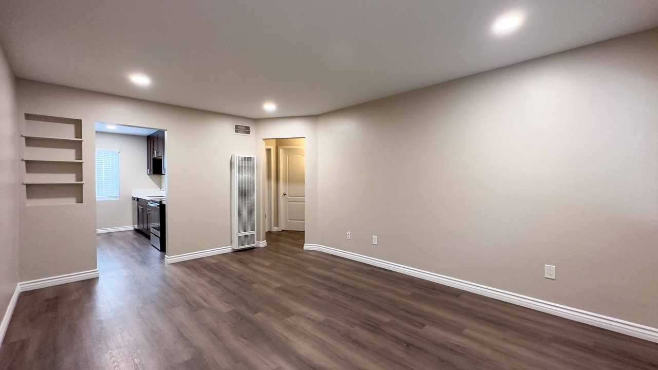 Foothill Manor - Photo 4 of 38