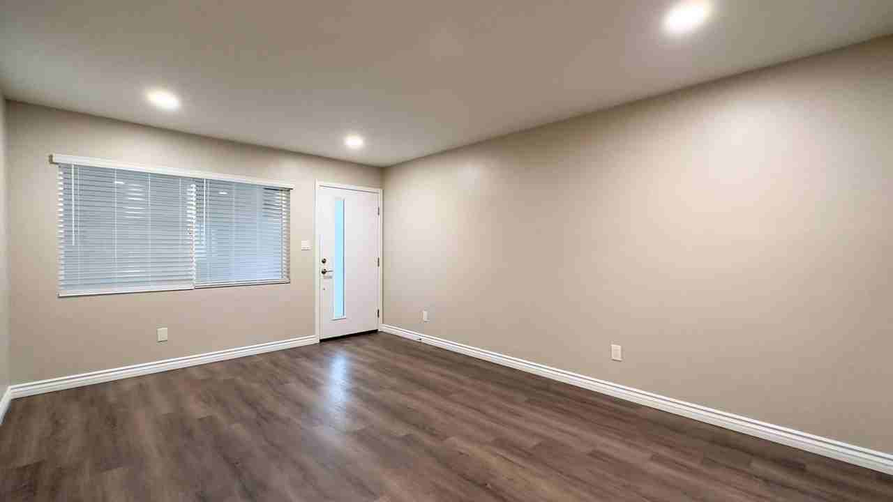 Foothill Manor - Photo 5 of 38