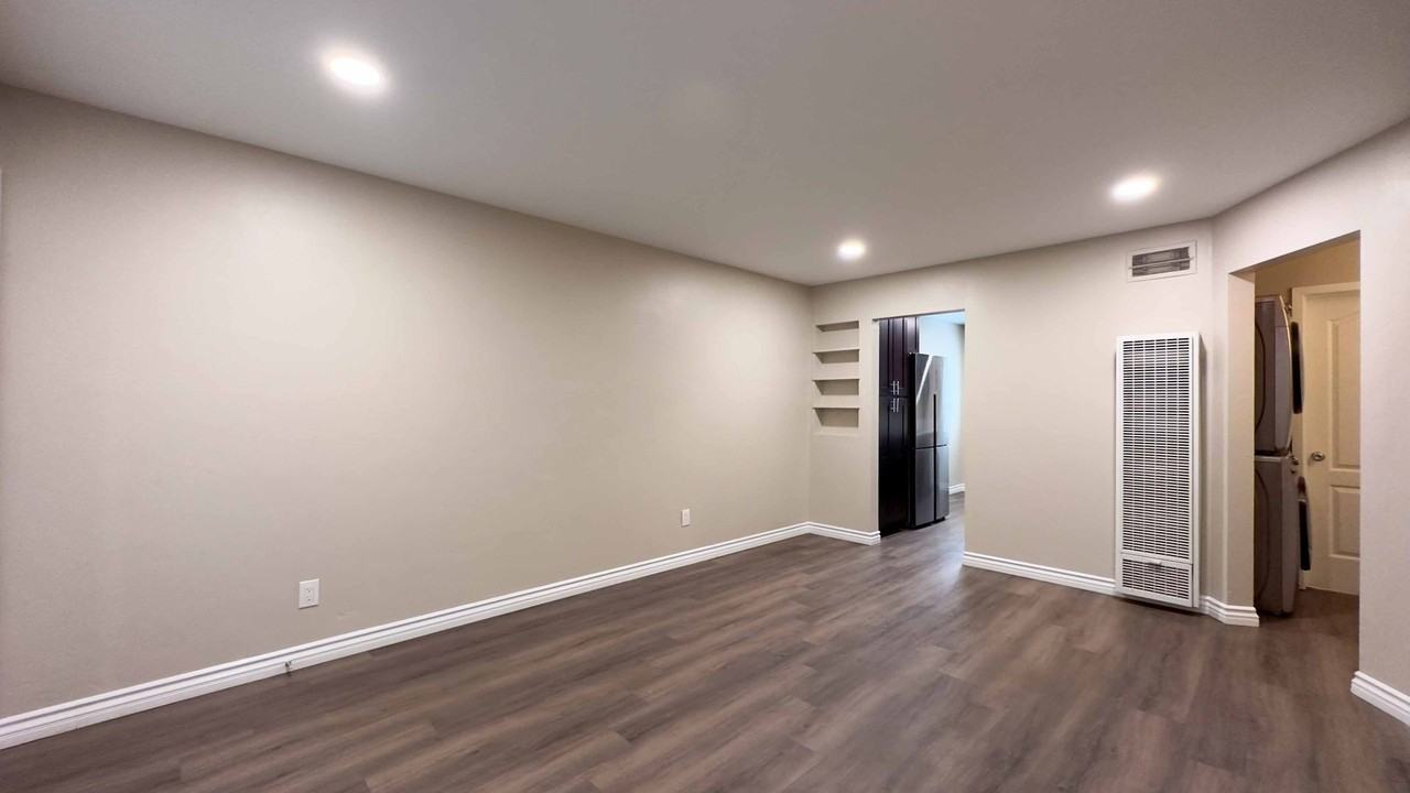 Foothill Manor - Photo 6 of 38