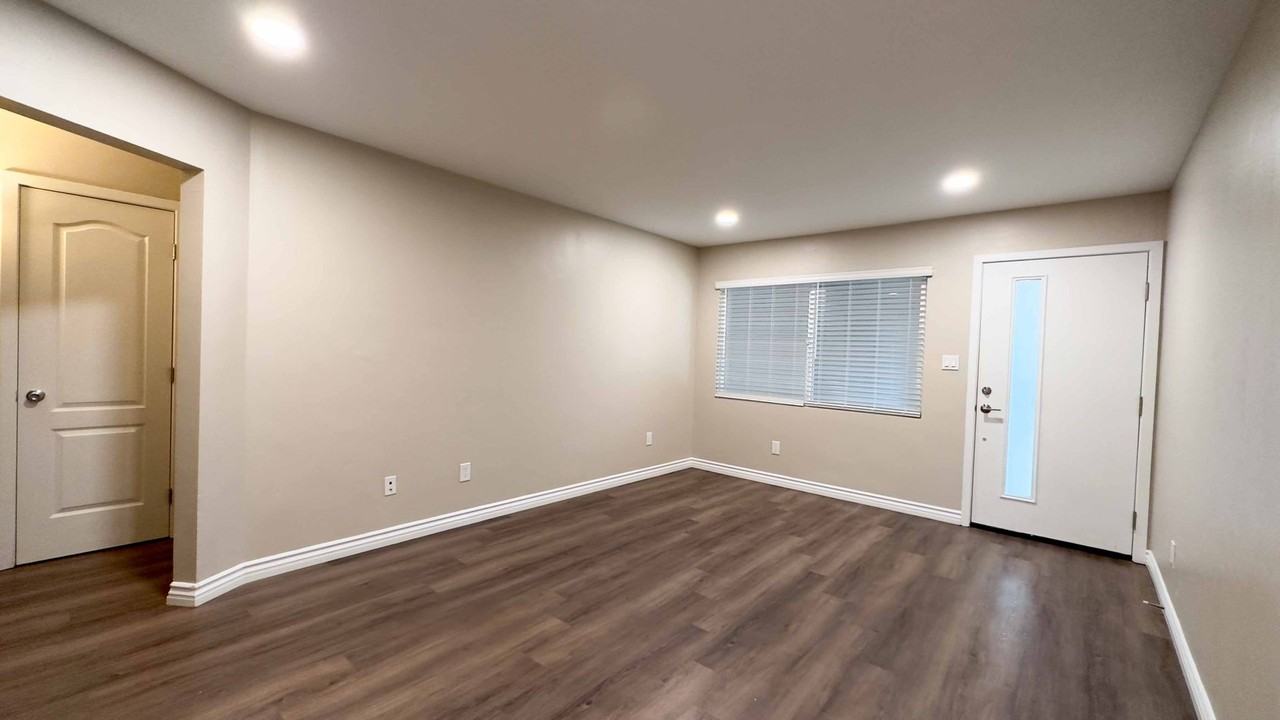 Foothill Manor - Photo 7 of 38