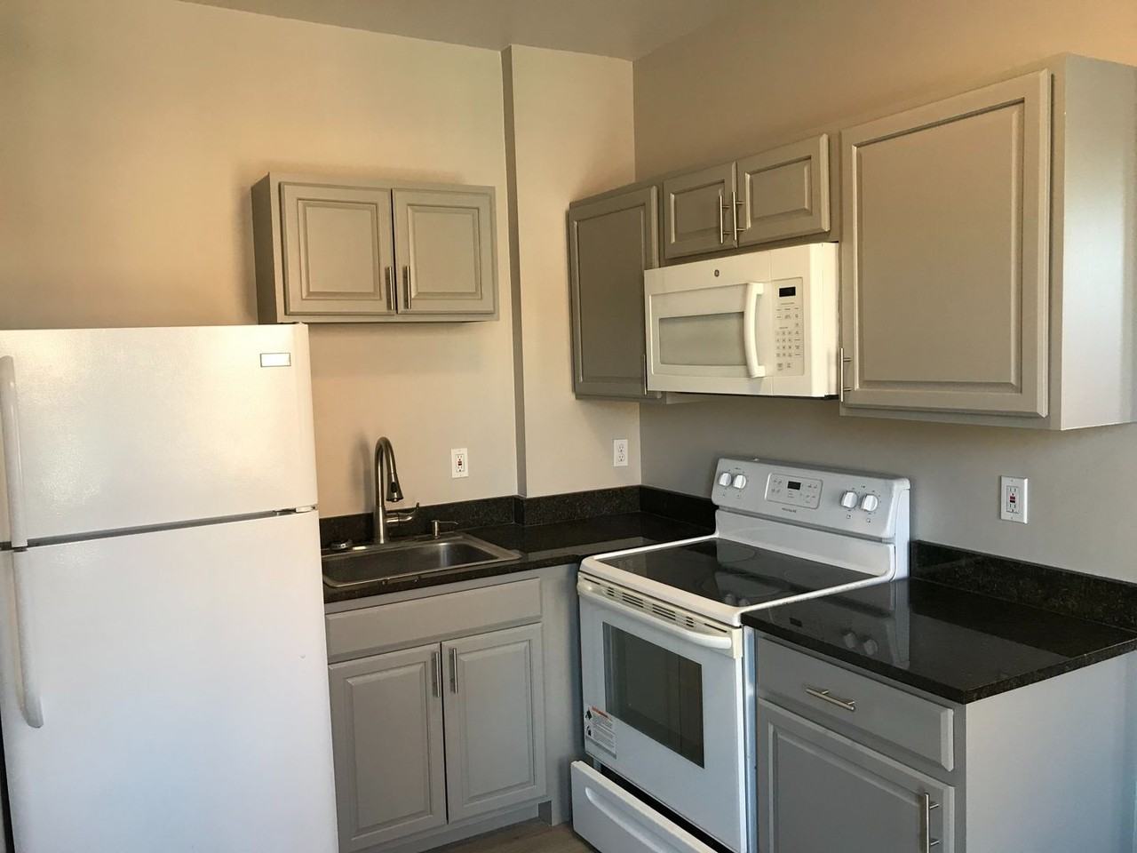 430 Greenfield Avenue - Photo 2 of 30