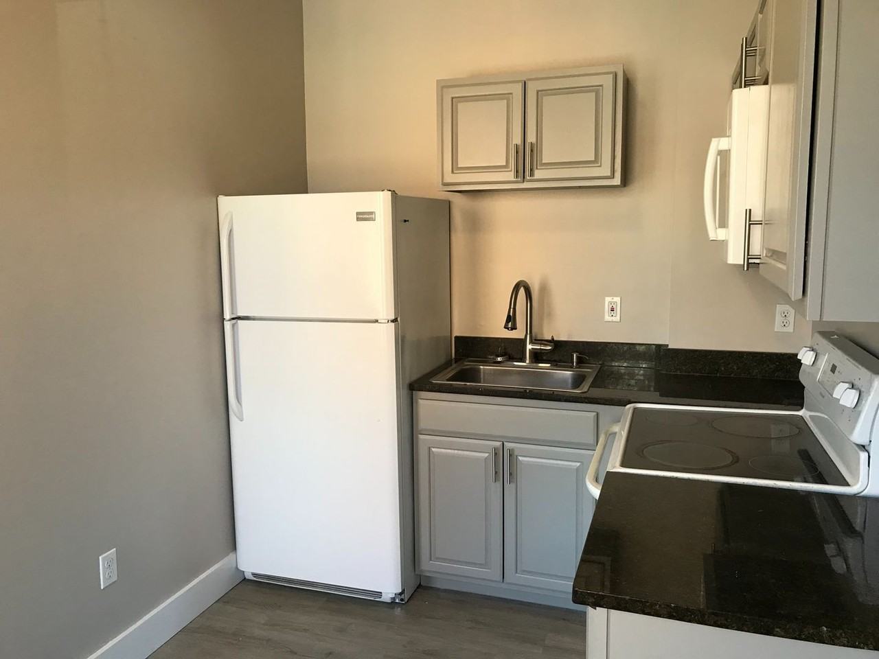 430 Greenfield Avenue - Photo 3 of 30