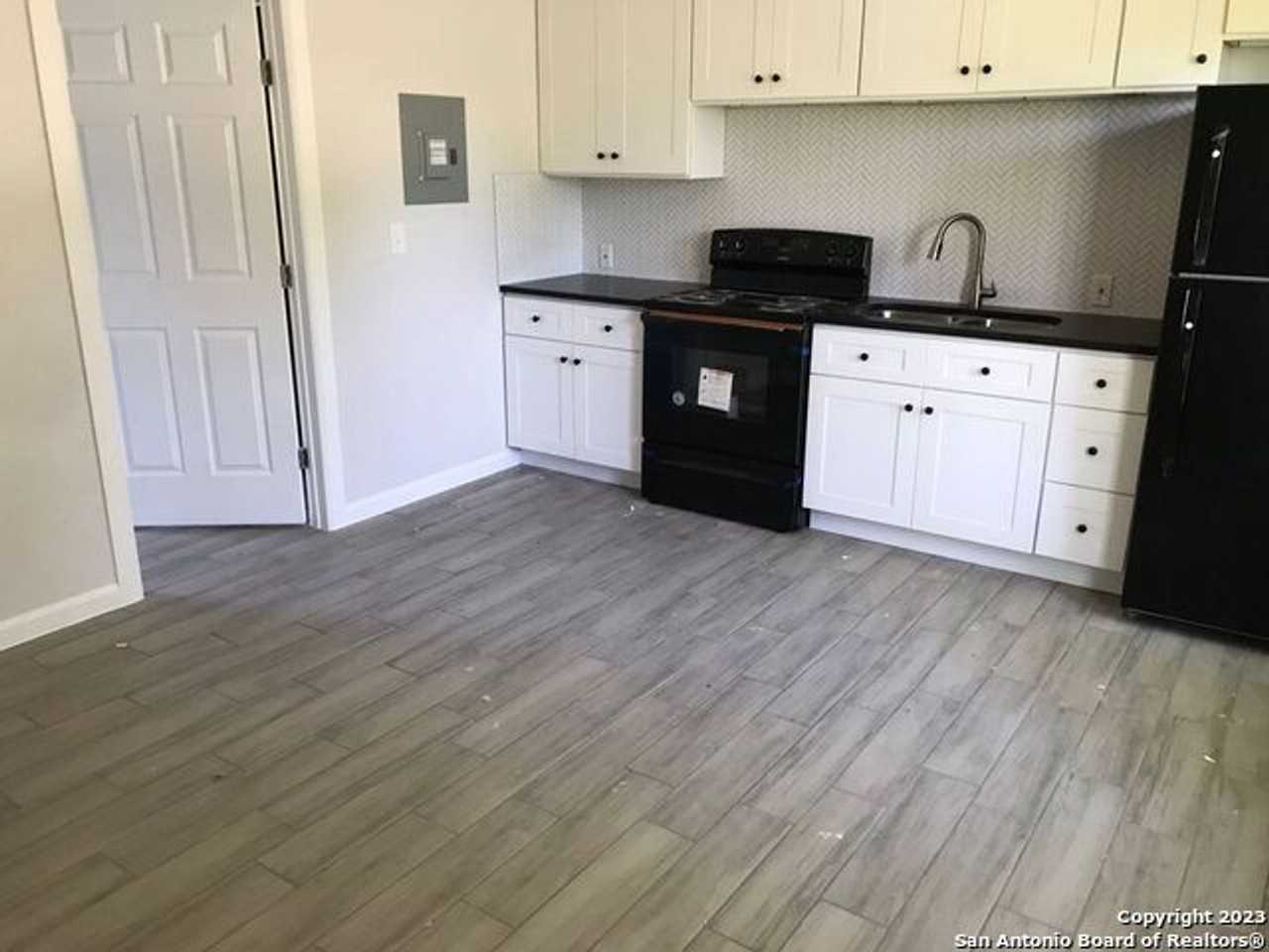 2 APARTMENTS and a HOUSE For RENT in Downtown of San Antonio Utilities included (Electricity & Water) - Photo 2 of 17