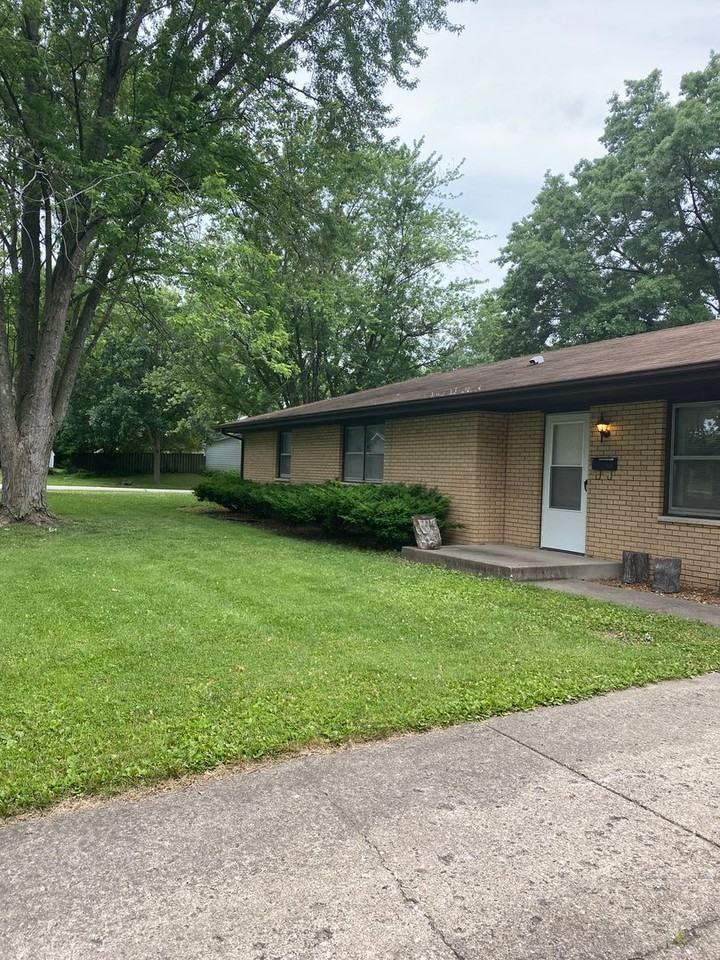 West side Duplex Apartments 329 Astoria Rd, Springfield, IL 62704