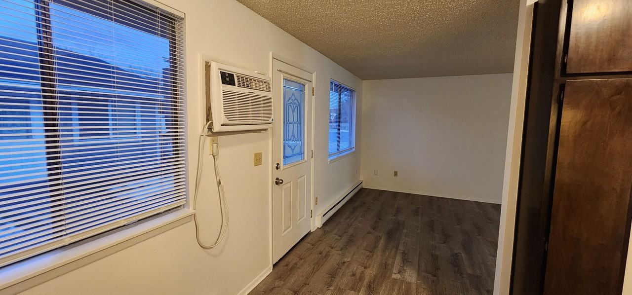 504 N Walker St - Photo 4 of 15