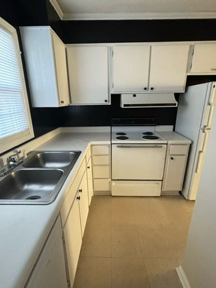 Colonial Apartments - Photo 3 of 7