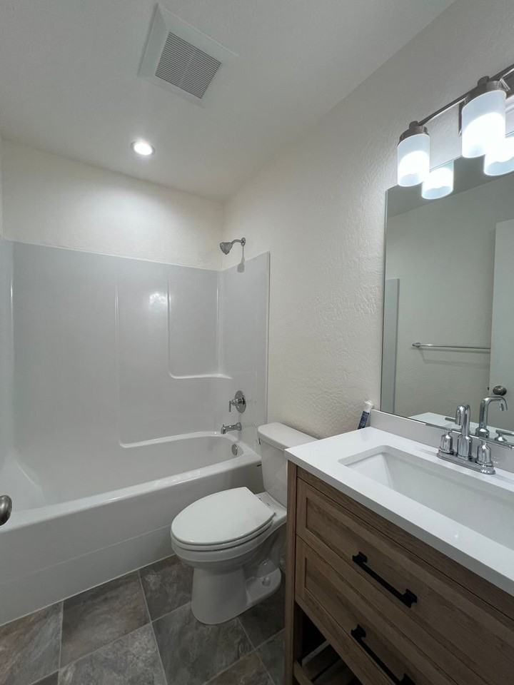 534 Putnam St #1 - Photo 4 of 8