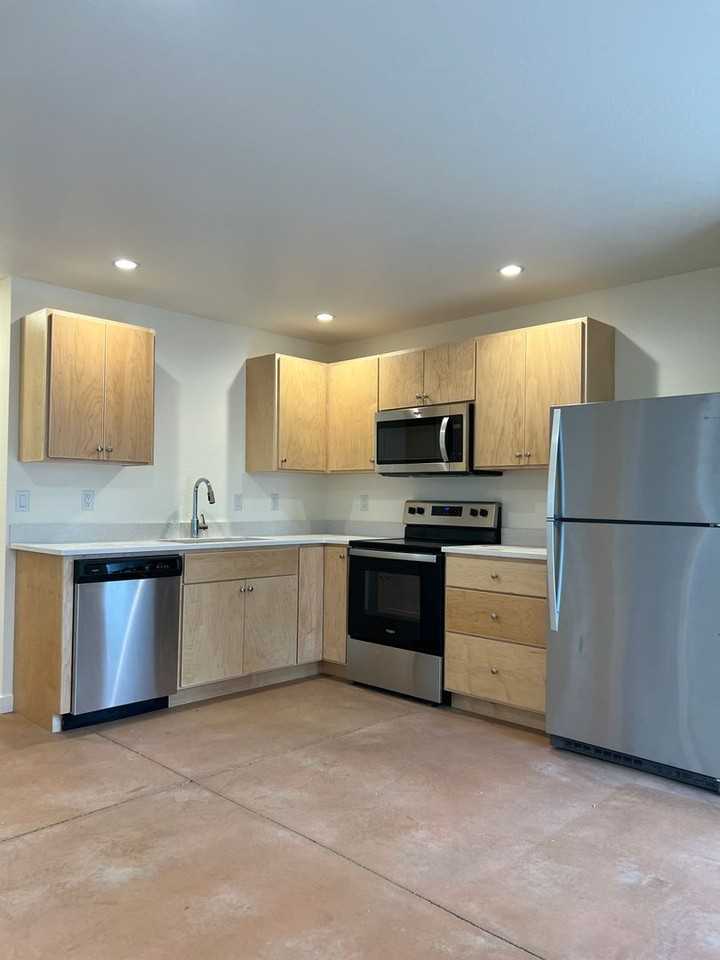 534 Putnam St #1 - Photo 3 of 8