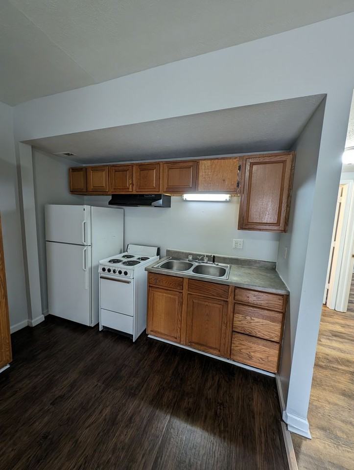 552 W 5th St - Photo 3 of 10