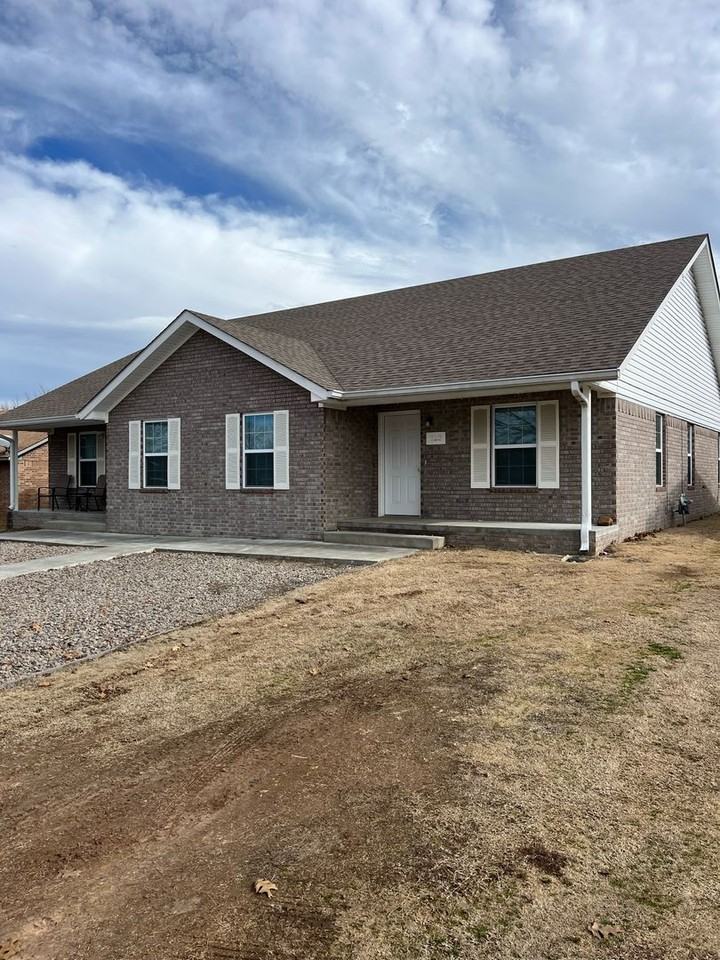 Nice 3 bedroom, 2 bath brick duplex 121/123 Alyene Drive, Stilwell