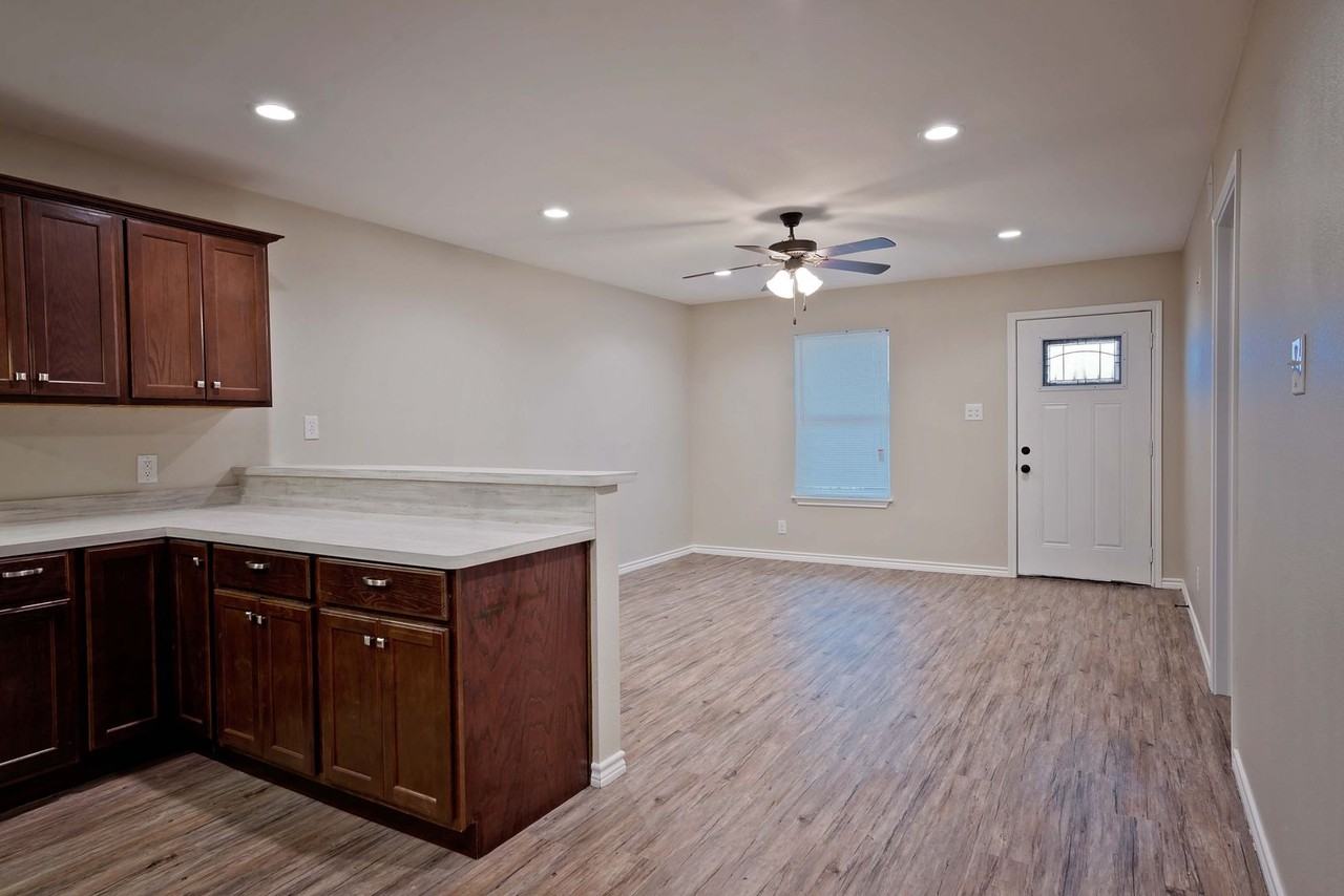 806 Simpson - Photo 2 of 7