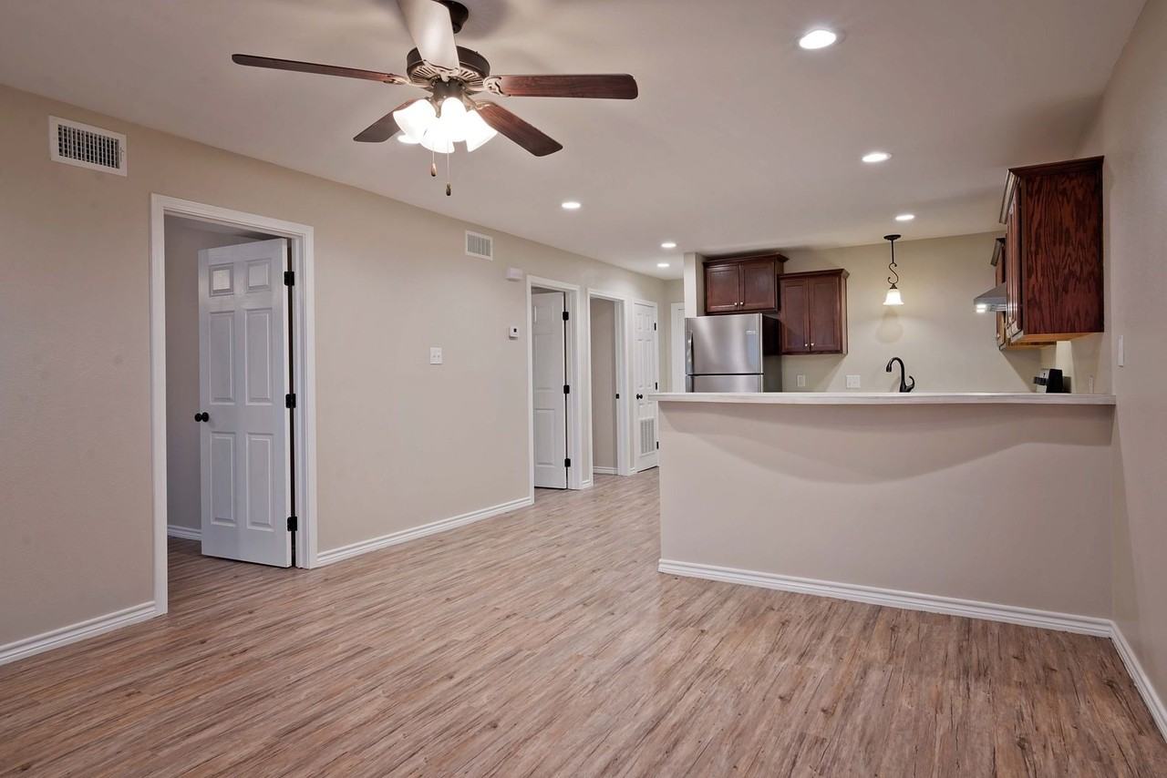 806 Simpson - Photo 3 of 7