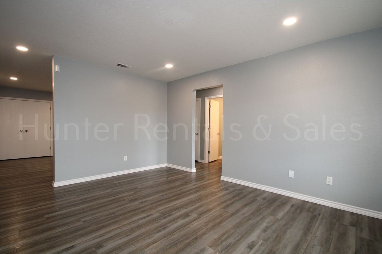 404 Justin Ln - Photo 3 of 17