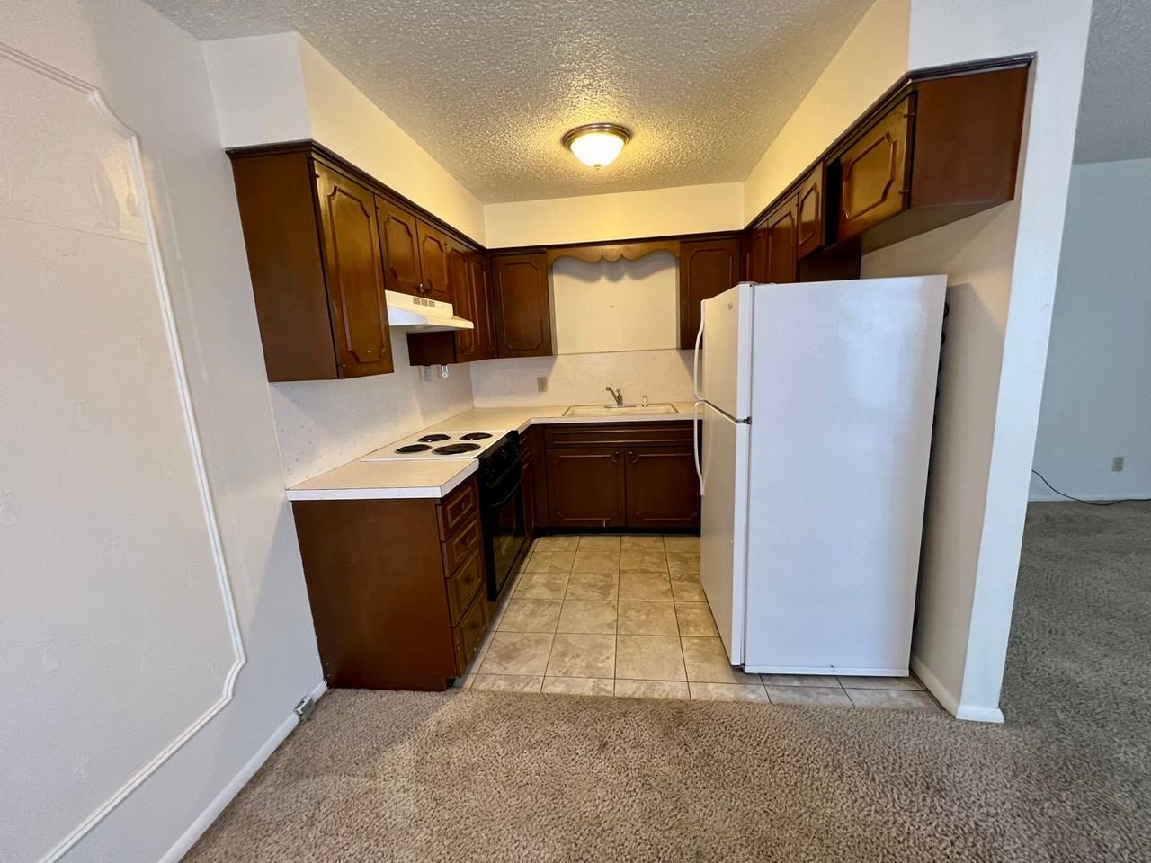 Colonial Plaza Apartments - Photo 2 of 3