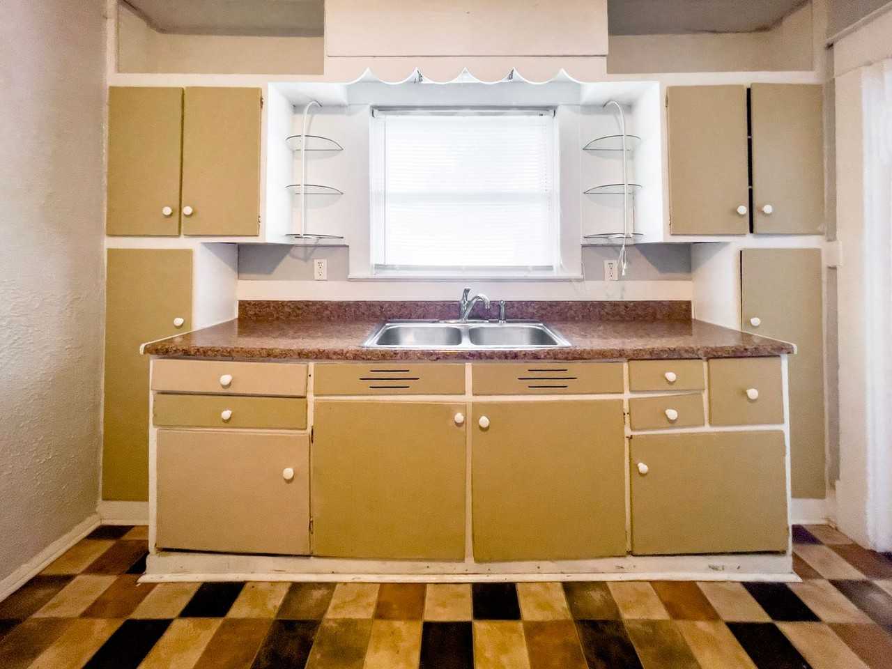 808 W Beechwood Ave - Photo 2 of 45