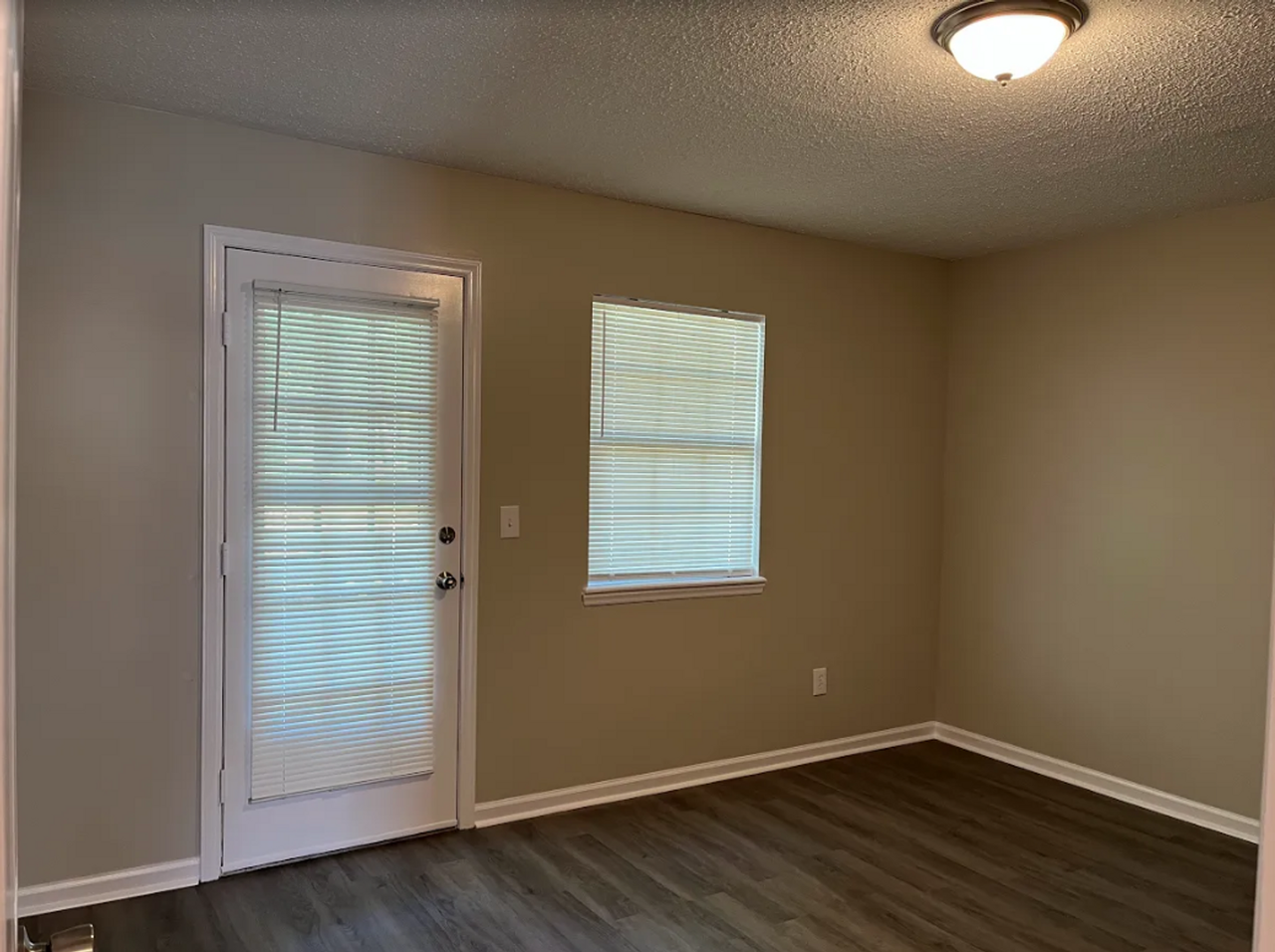 2916 Creekview Ct Apt C - Photo 2 of 27
