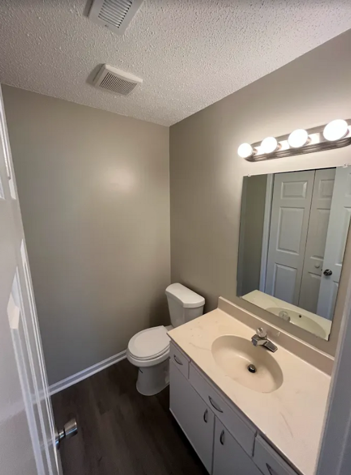 2916 Creekview Ct Apt C - Photo 3 of 27