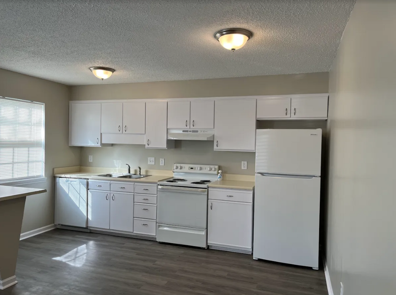 2916 Creekview Ct Apt C - Photo 4 of 27