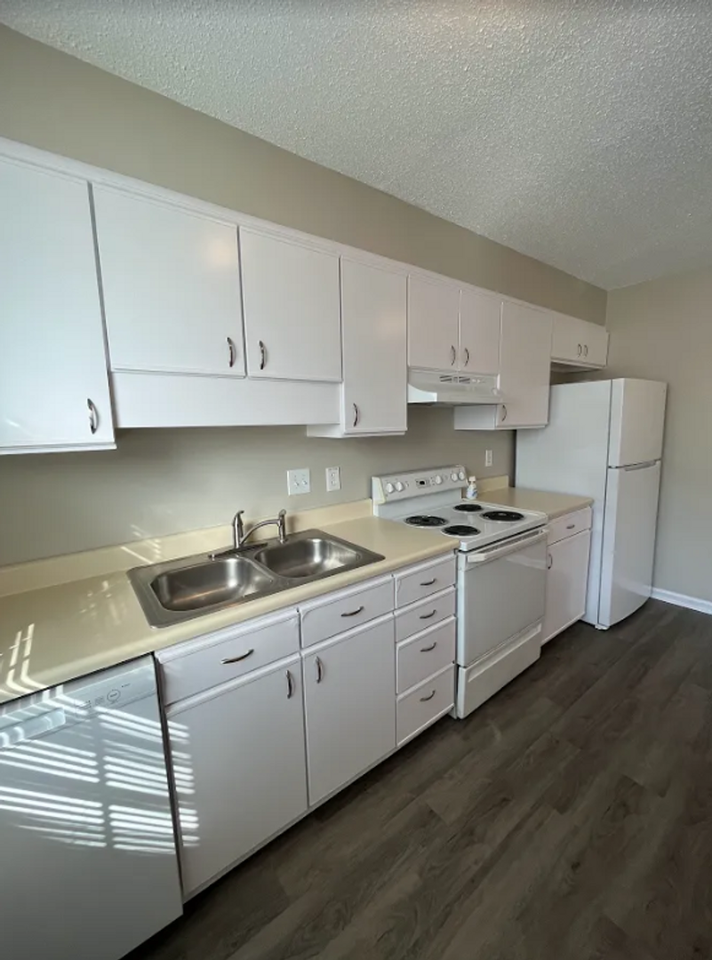 2916 Creekview Ct Apt C - Photo 5 of 27
