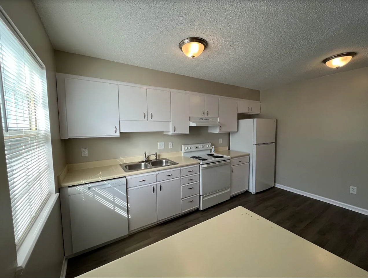 2916 Creekview Ct Apt C - Photo 6 of 27