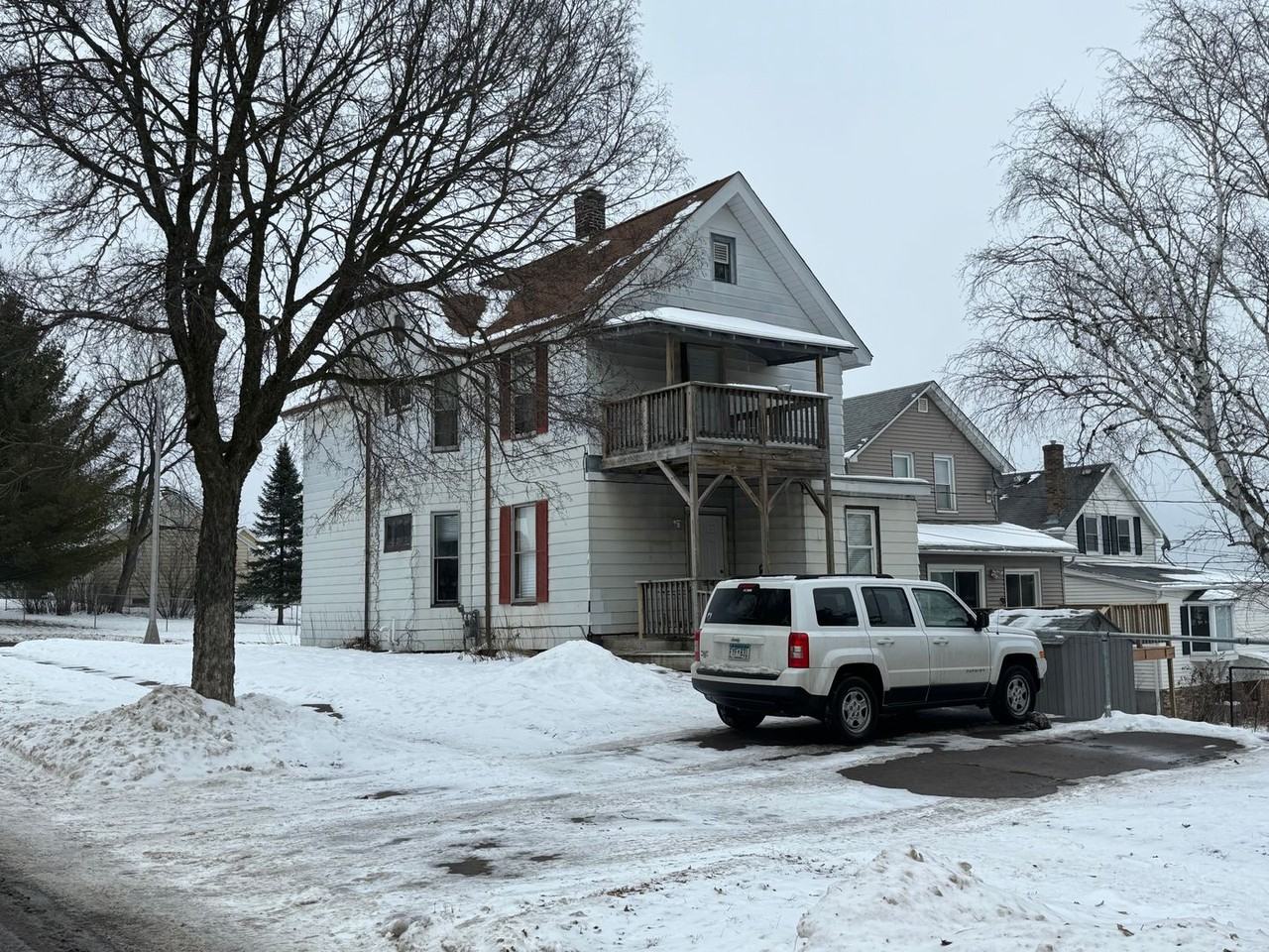 325 N 10th Ave W - Photo 2 of 15