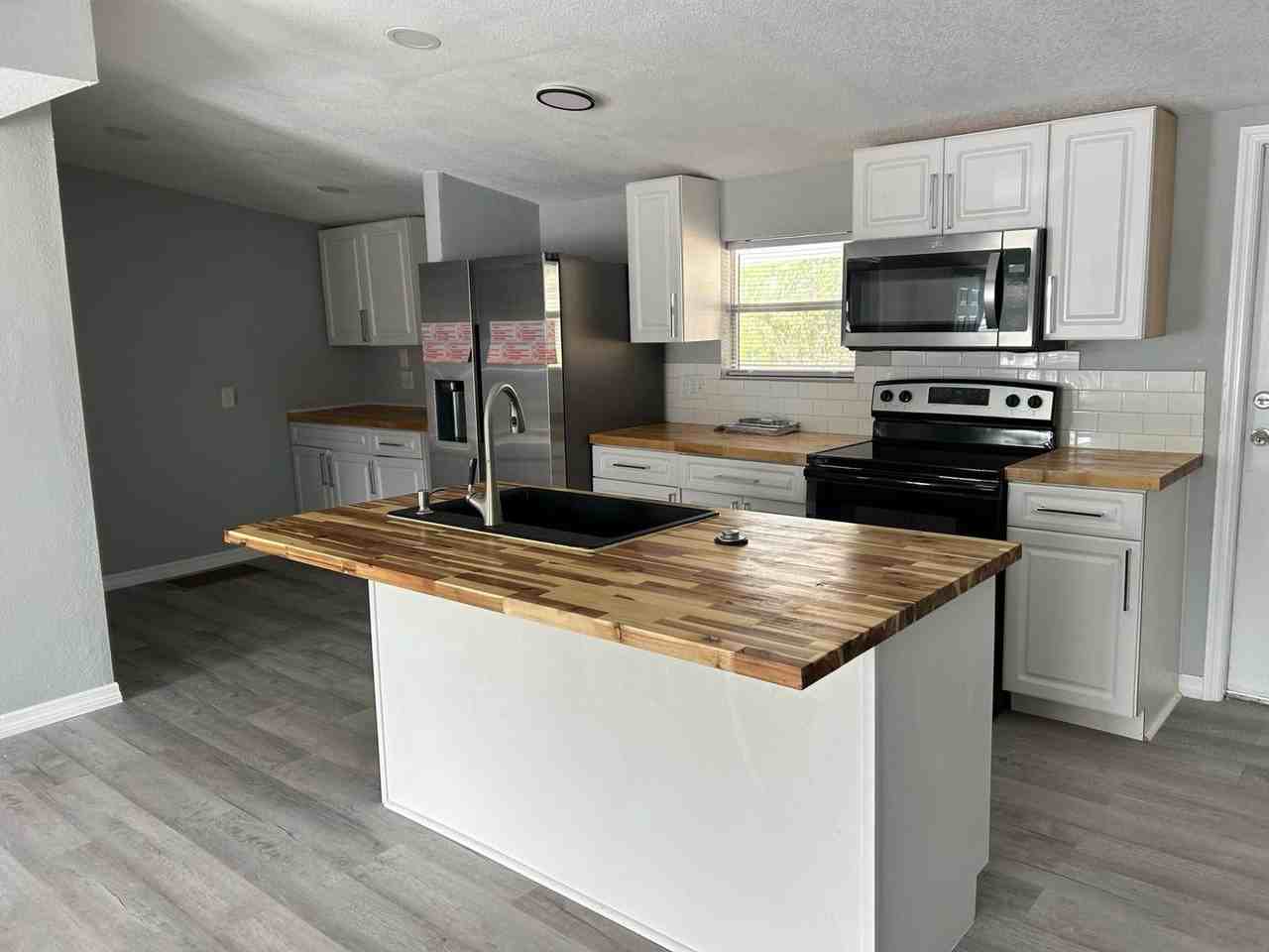 5701 MIDDLESEX DR, TAMPA, FL 33615 - Photo 3 of 16