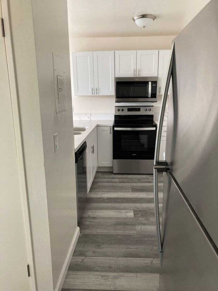 1219 Persimmon Ave #8 - Photo 7 of 9