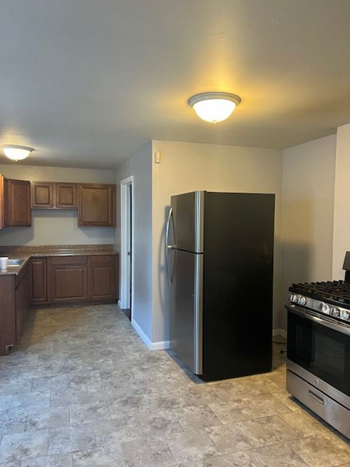 865-867 Manton Avenue - Photo 2 of 12